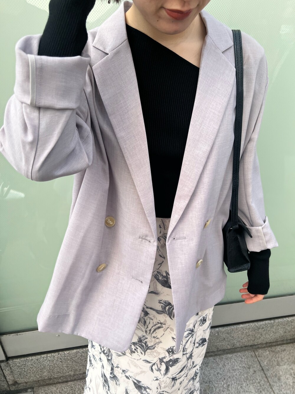 ブラック系のスニーカー、ブラック系のニット/セーター、パープル系のテーラードジャケットを着用したレディースの春コーディネートの2枚目の写真