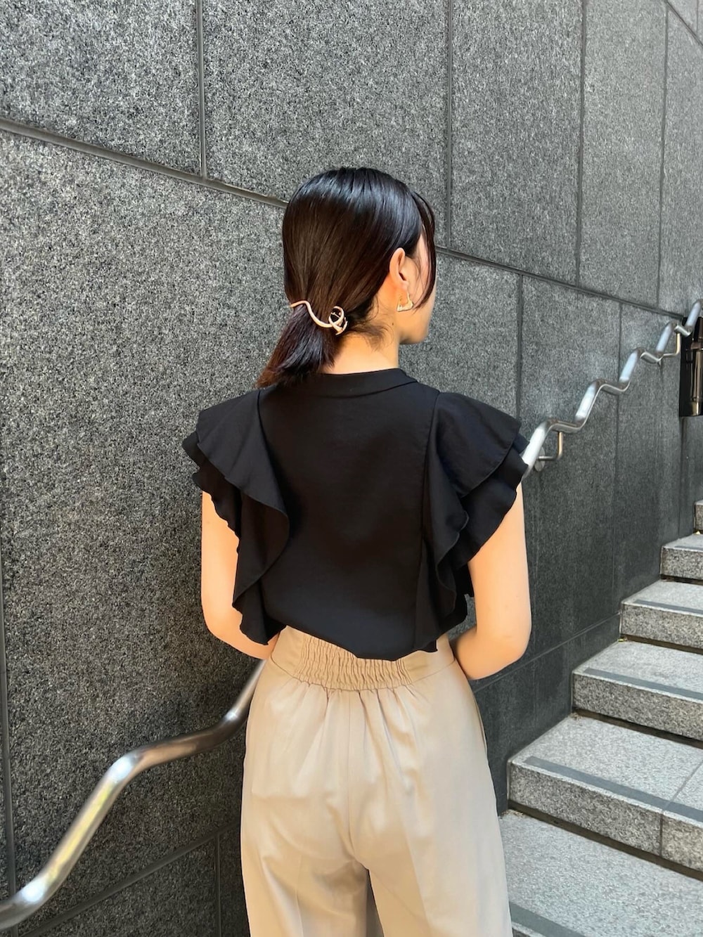 その他のサンダル、ベージュ系のハンドバッグ、ホワイト系のスラックスを着用したレディースの夏コーディネートの5枚目の写真