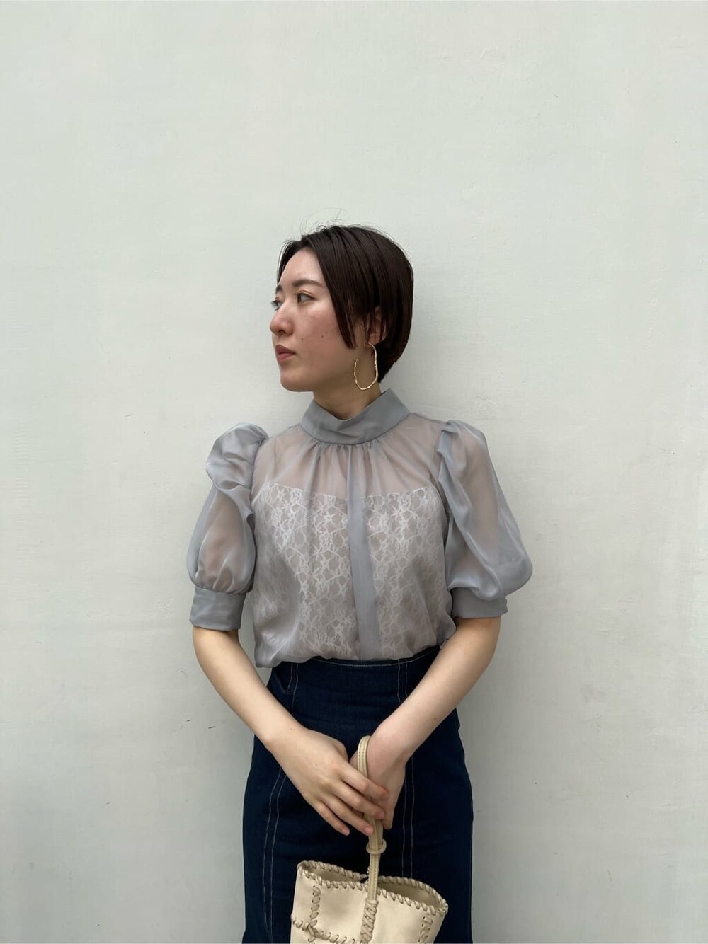 ブルー系のシャツ/ブラウス、グリーン系のサンダル、ブルー系のスカートを着用したレディースの春コーディネートの3枚目の写真