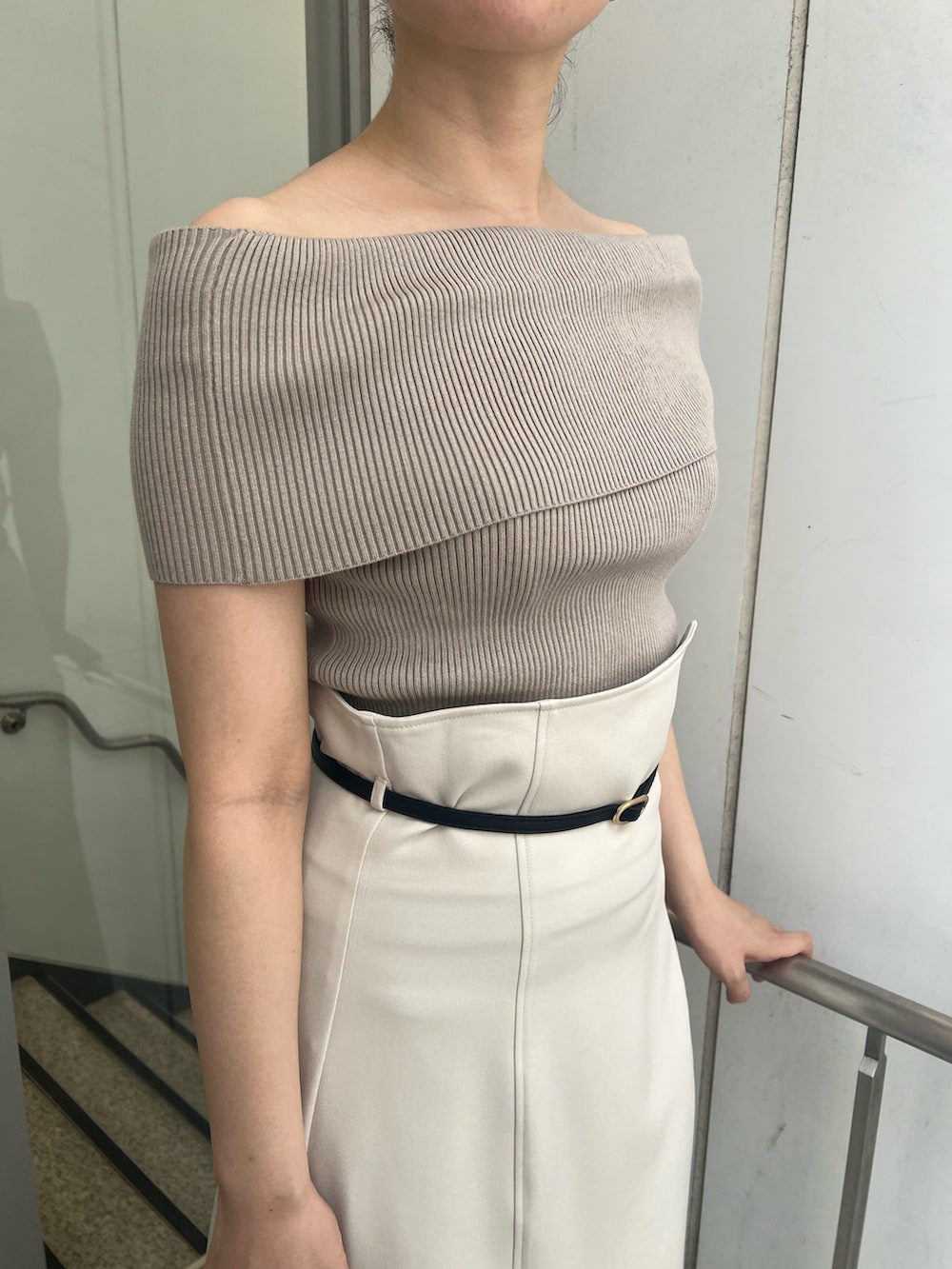 ホワイト系のショルダーバッグ、ホワイト系のスカート、ベージュ系のニット/セーターを着用したレディースの夏コーディネートの5枚目の写真