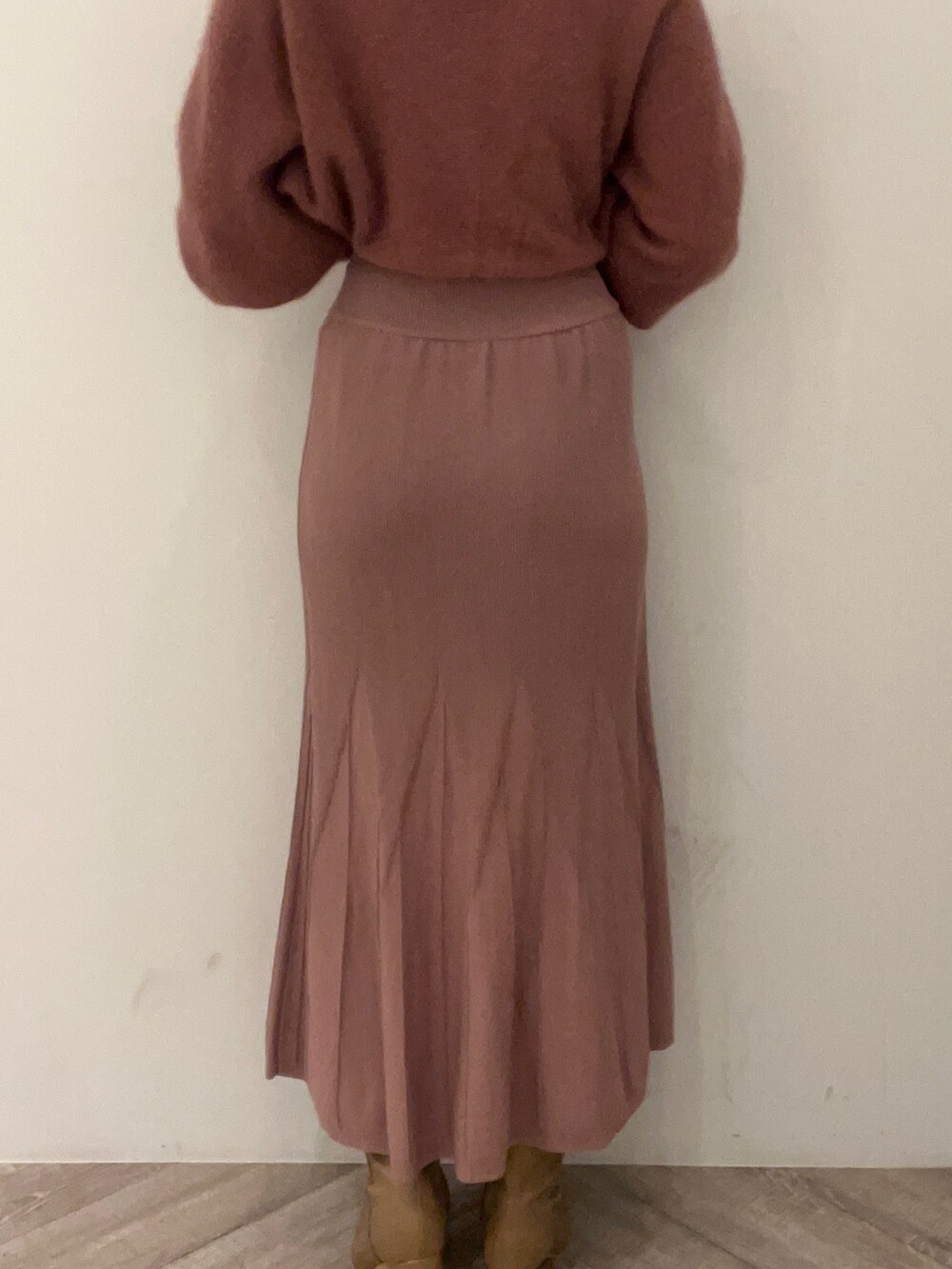 ピンク系のカーディガン/ボレロ、ピンク系のワンピース、ベージュ系のブーツを着用したレディースの秋コーディネートの10枚目の写真