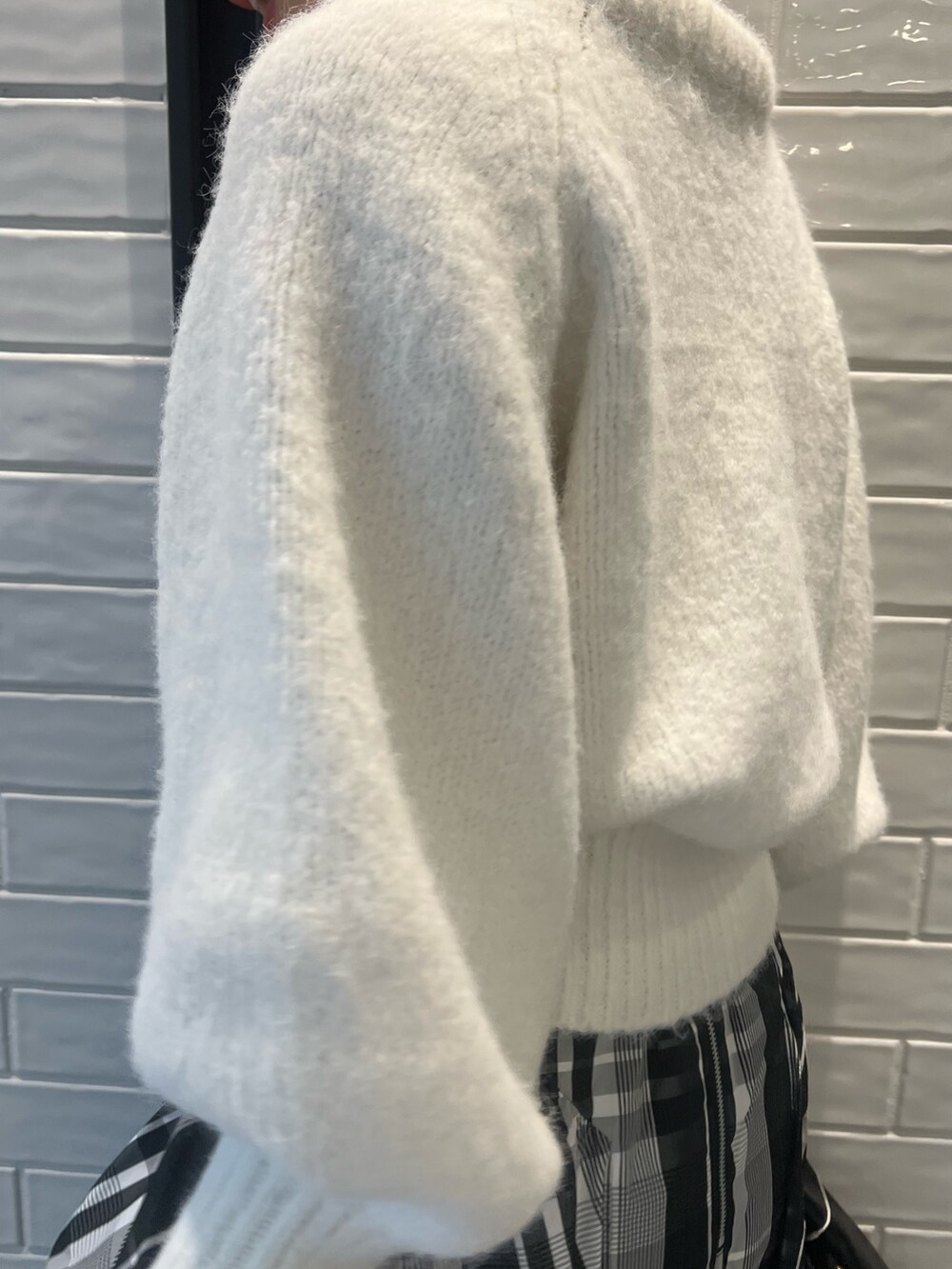 「LAGUNAMOONのカラーショートニットプルオーバー(ニット/セーター、ホワイト系)」を使った、RUNA ONISHIさん(レディース・163cm)の冬コーディネートの5枚目の写真
