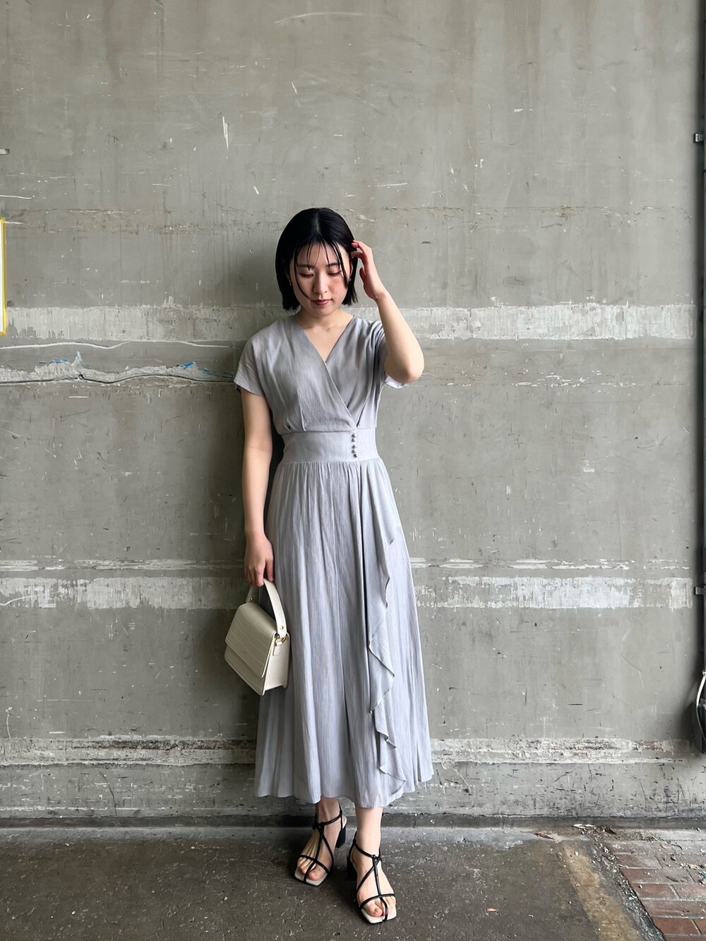 ブラック系のサンダル、ホワイト系のショルダーバッグ、ベージュ系のテーラードジャケットを着用したレディースの春コーディネートの5枚目の写真