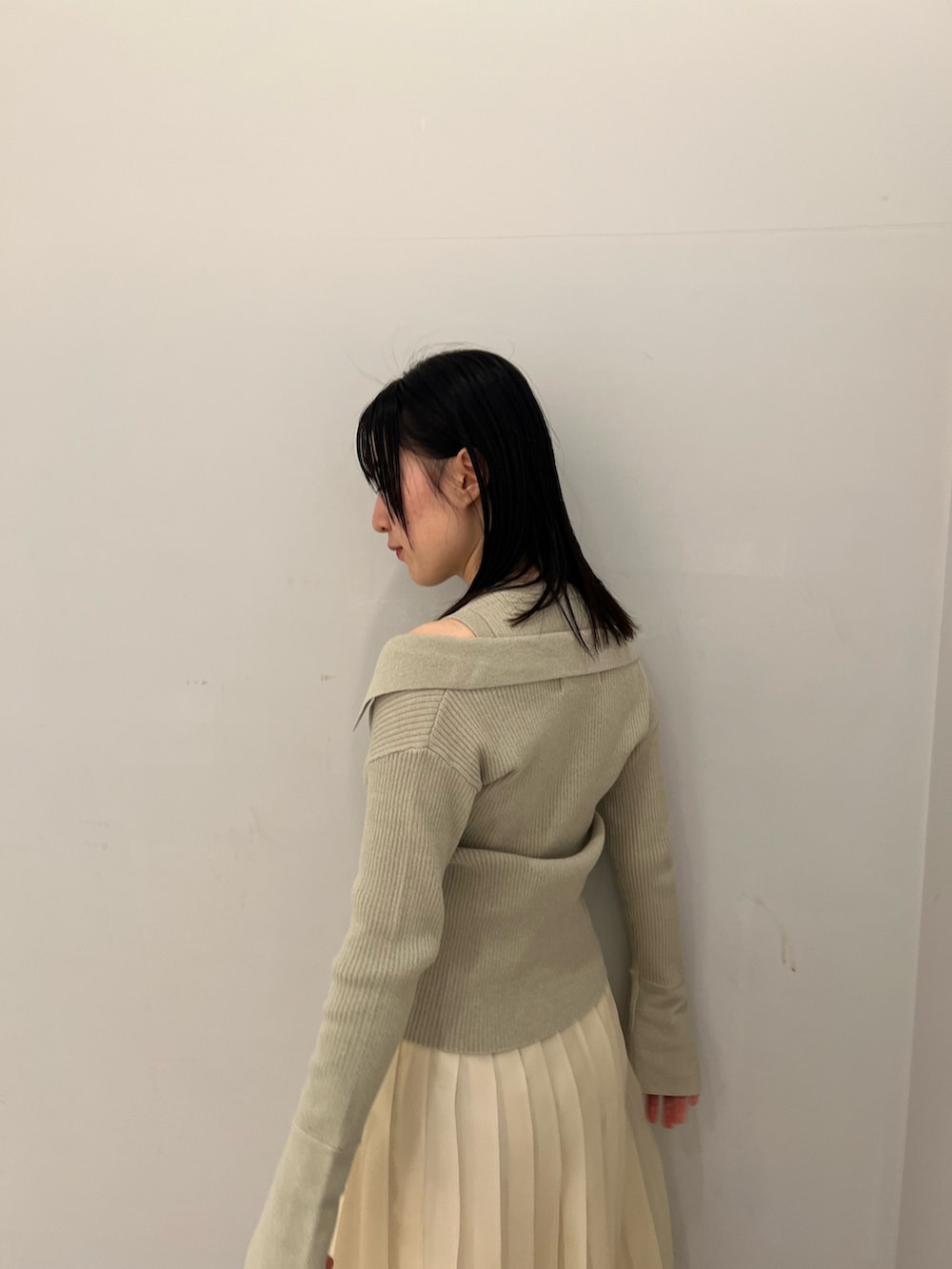 ホワイト系のスカート、グリーン系のアンサンブルを着用したレディースの冬コーディネートの3枚目の写真