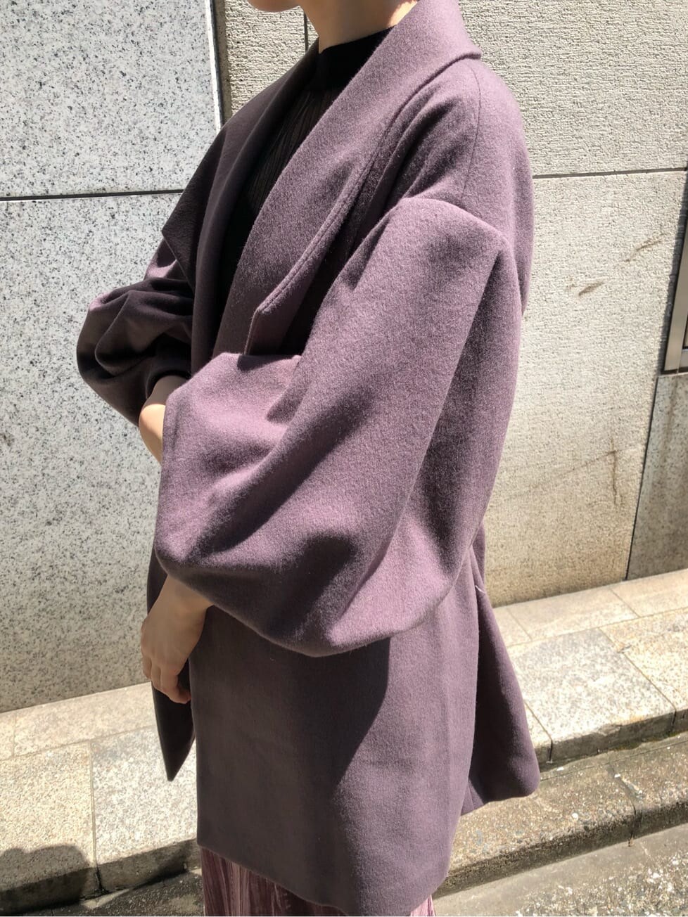 ピンク系のスカート、ブラック系のニット/セーター、パープル系のその他アウターを着用したレディースの秋コーディネートの3枚目の写真