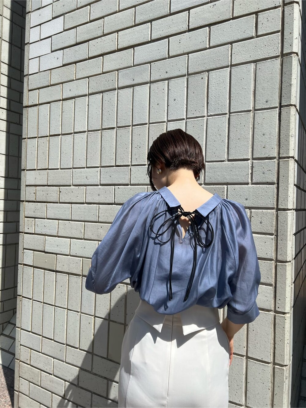 ホワイト系のスカート、その他のパンプス、ブルー系のシャツ/ブラウスを着用したレディースの春コーディネートの7枚目の写真