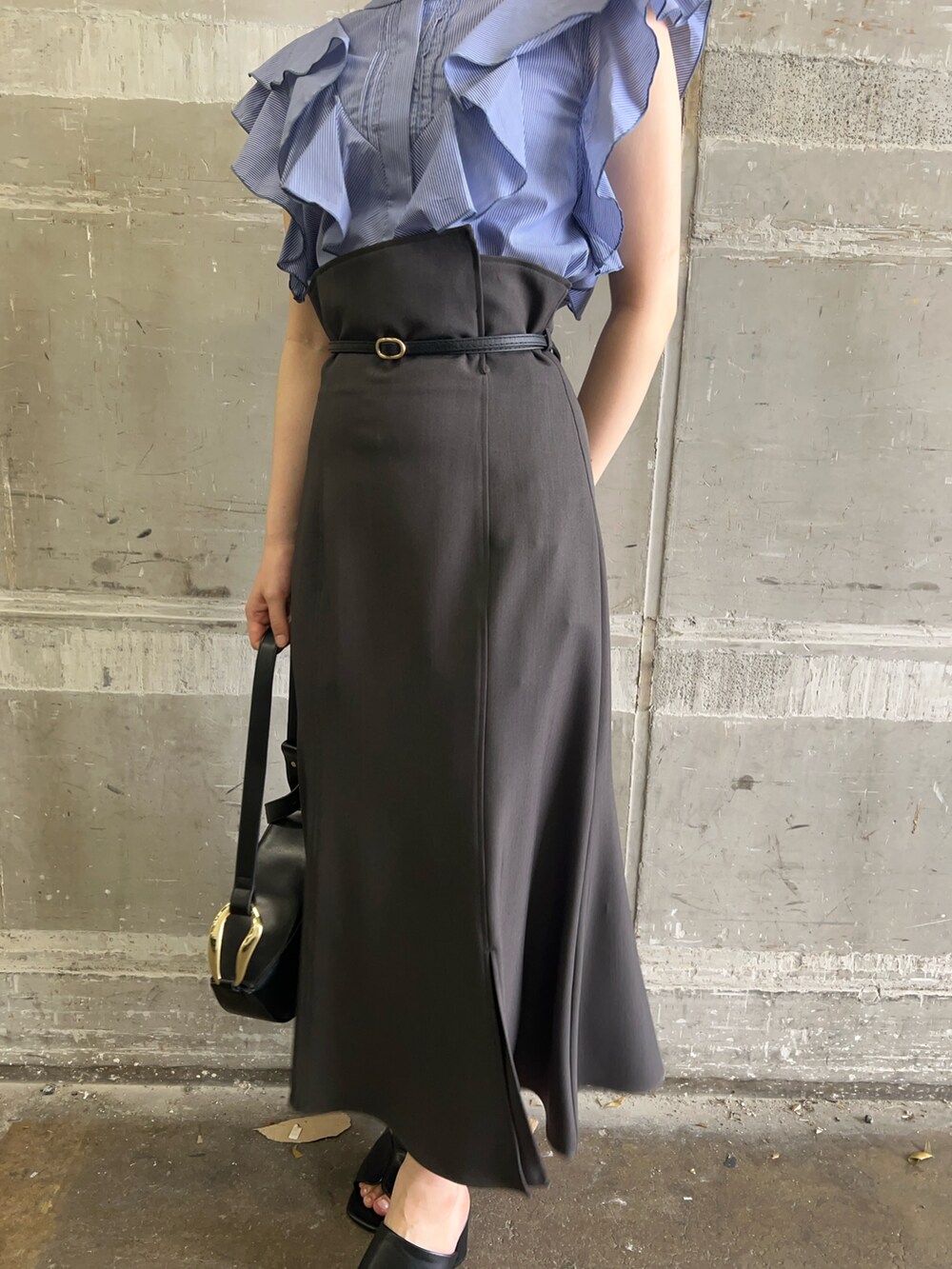 ブラック系のサンダル、ブラック系のショルダーバッグ、グレー系のスカートを着用したレディースの夏コーディネートの7枚目の写真