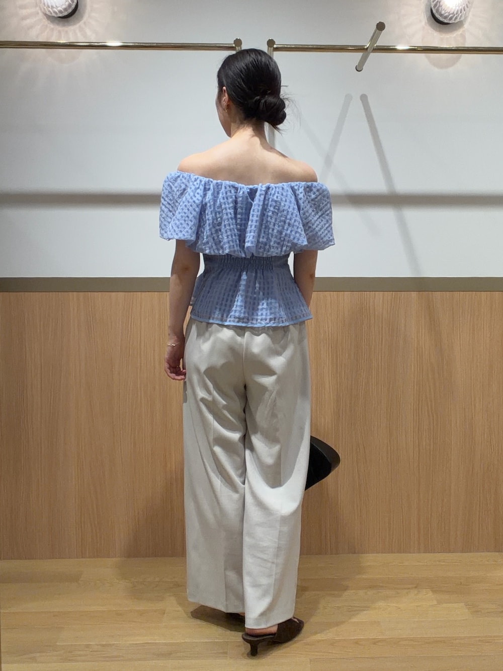 ブルー系のシャツ/ブラウス、ホワイト系のその他パンツ、ブラウン系のサンダルを着用したレディースの夏コーディネートの2枚目の写真