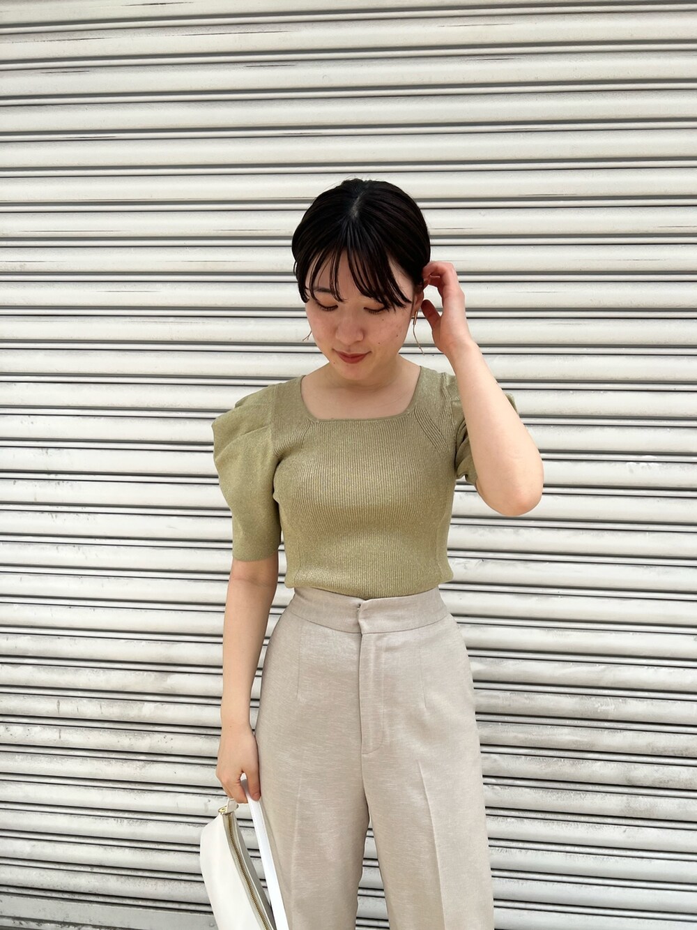 ホワイト系のハンドバッグ、ベージュ系のサンダル、ベージュ系のその他パンツを着用したレディースの春コーディネートの5枚目の写真