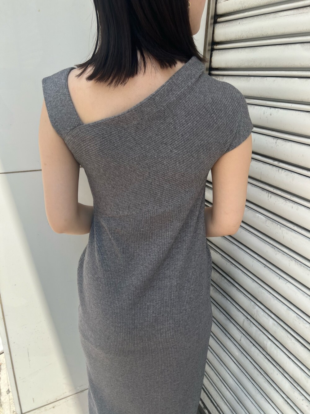 グレー系のワンピース、ブラック系のサンダル、ブラック系のショルダーバッグを着用したレディースの夏コーディネートの8枚目の写真