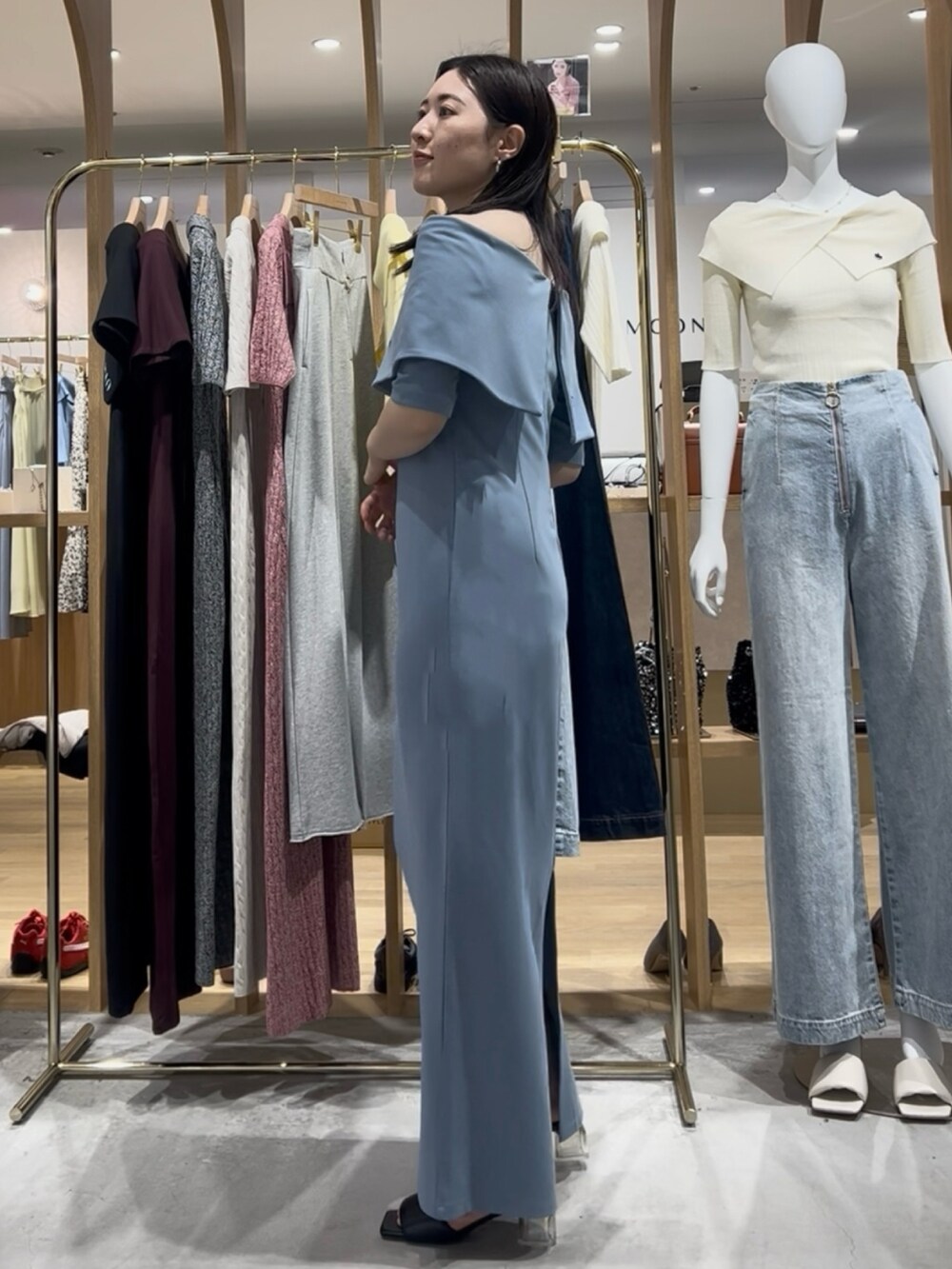 ブルー系のワンピース、ブラック系のサンダルを着用したレディースの春コーディネートの2枚目の写真