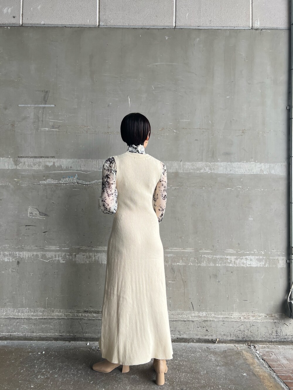 ホワイト系のワンピース、ベージュ系のブーツ、グレー系のシャツ/ブラウスを着用したレディースの秋コーディネートの3枚目の写真