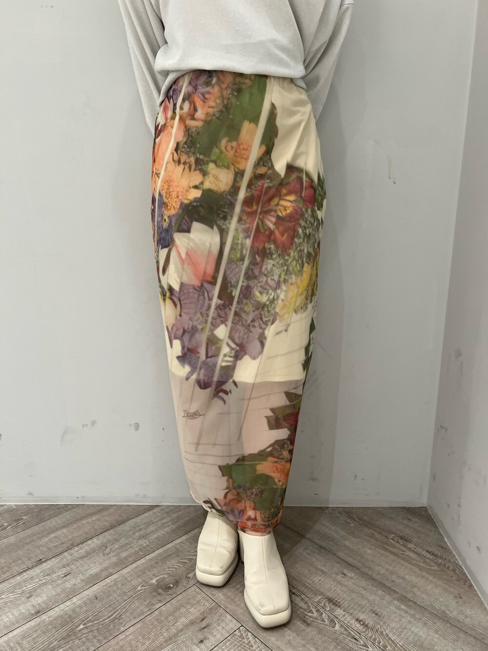 ホワイト系のサンダル、ホワイト系のスウェット、ベージュ系のスカートを着用したレディースの春コーディネートの8枚目の写真