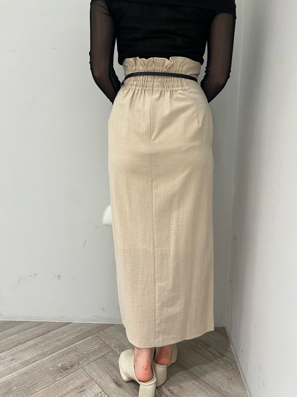 ホワイト系のサンダル、ベージュ系のスカート、ブラック系のTシャツ/カットソーを着用したレディースの春コーディネートの8枚目の写真