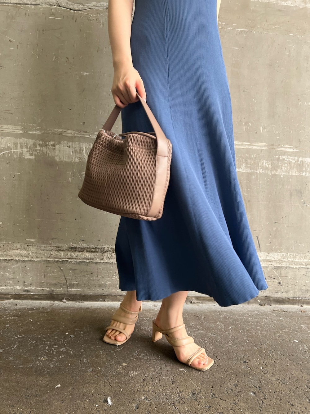 ホワイト系のハンドバッグ、ブルー系のワンピース、ベージュ系のサンダルを着用したレディースの夏コーディネートの7枚目の写真