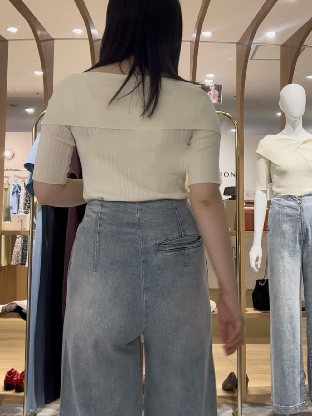 ホワイト系のニット/セーター、ブルー系のデニムパンツ、ブラック系のサンダルを着用したレディースの春コーディネートの6枚目の写真