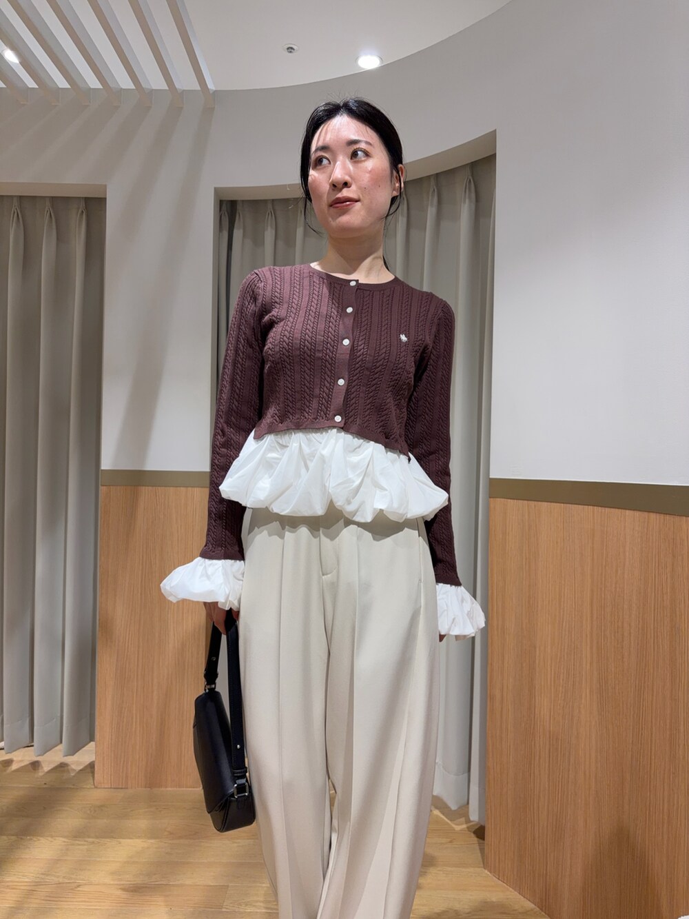 ホワイト系のその他パンツ、ブラウン系のカーディガン/ボレロを着用したレディースの夏コーディネートの4枚目の写真