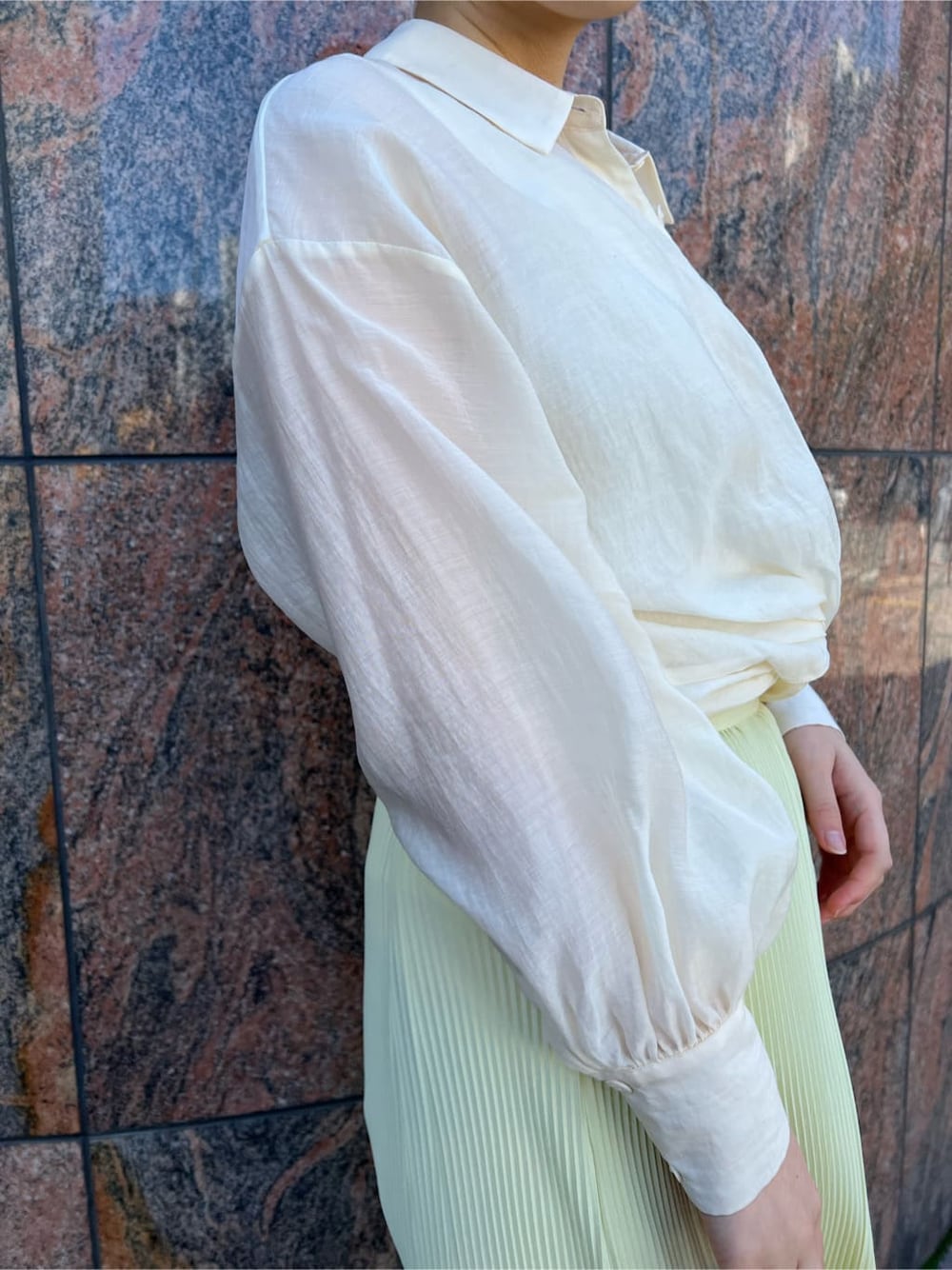 ホワイト系のシャツ/ブラウス、イエロー系のスカート、ホワイト系のハンドバッグを着用したレディースの春コーディネートの9枚目の写真