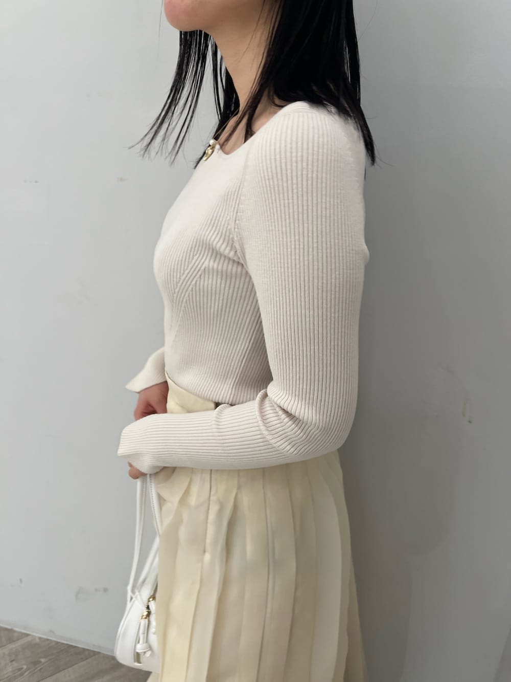 ホワイト系のスカート、ホワイト系のニット/セーターを着用したレディースの冬コーディネートの6枚目の写真