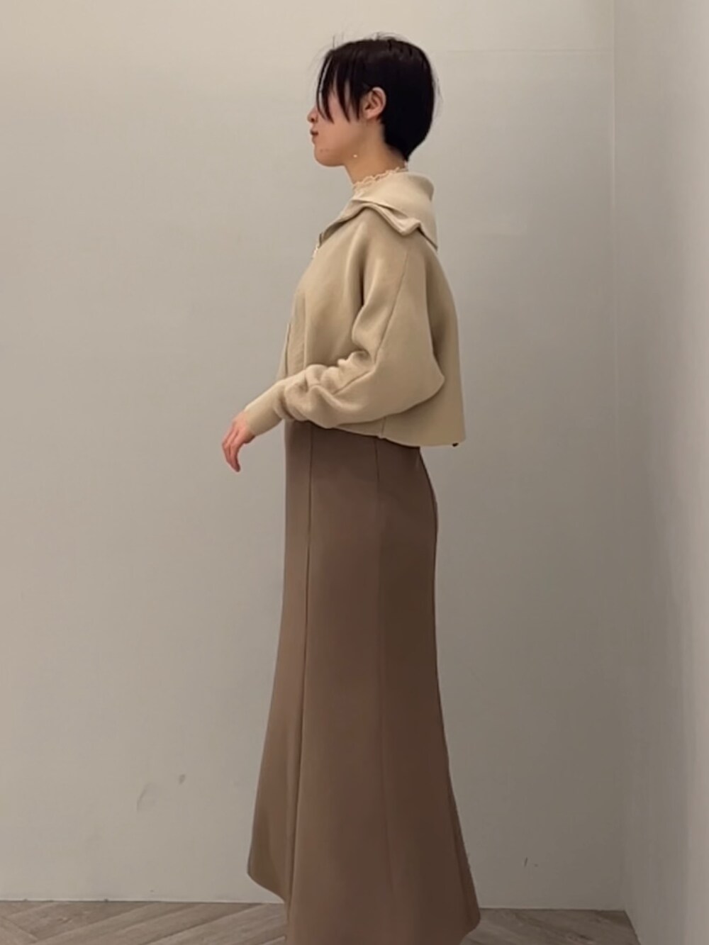 ホワイト系のTシャツ/カットソー、ベージュ系のカーディガン/ボレロを着用したレディースの冬コーディネートの2枚目の写真