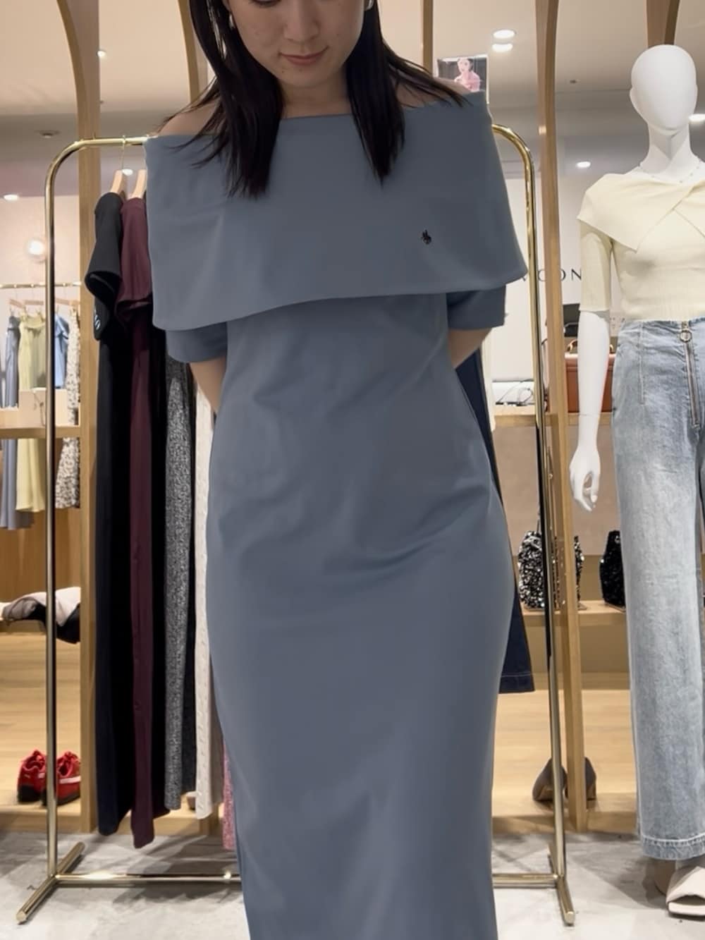 ブルー系のワンピース、ブラック系のサンダルを着用したレディースの春コーディネートの3枚目の写真