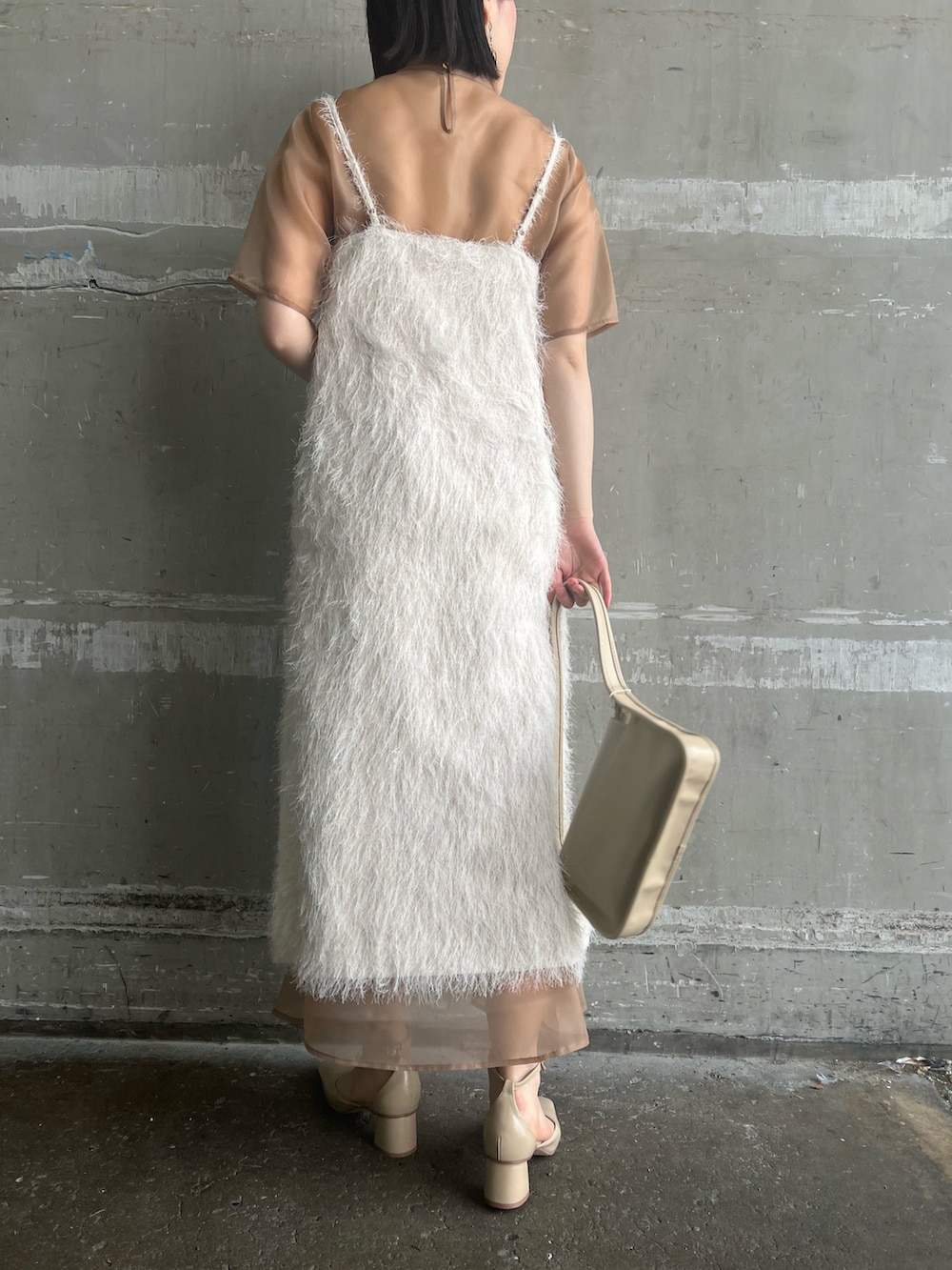 ベージュ系のパンプス、ベージュ系のハンドバッグ、ベージュ系のドレスを着用したレディースの春コーディネートの8枚目の写真