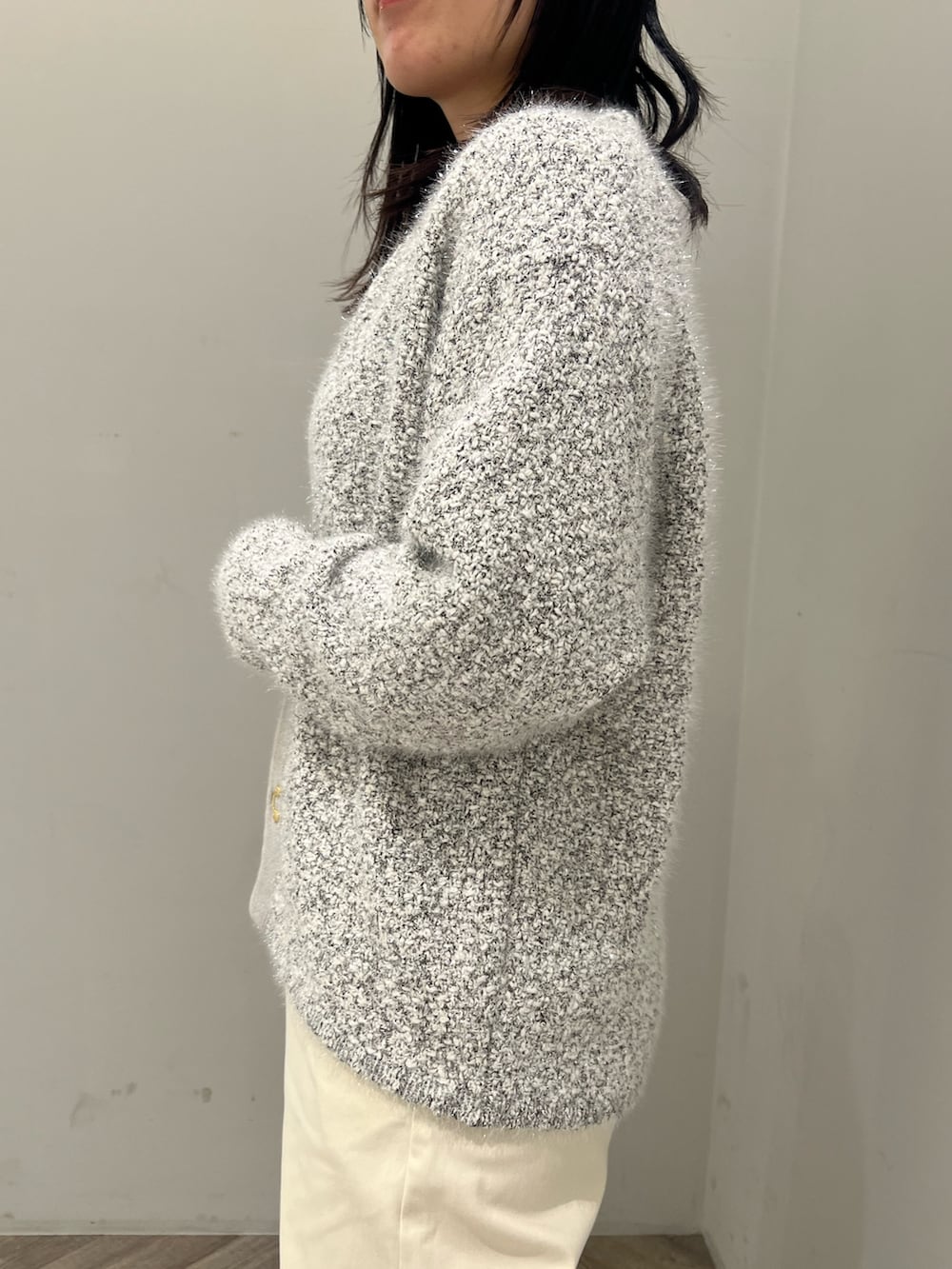 グレー系のカーディガン/ボレロ、ブルー系のニット/セーター、ホワイト系のその他パンツを着用したレディースの春コーディネートの5枚目の写真