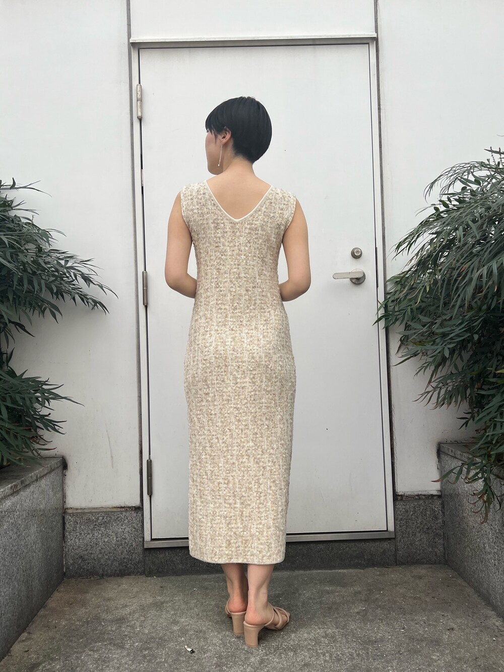 ベージュ系のサンダル、ホワイト系のワンピース、ベージュ系のテーラードジャケットを着用したレディースの春コーディネートの8枚目の写真