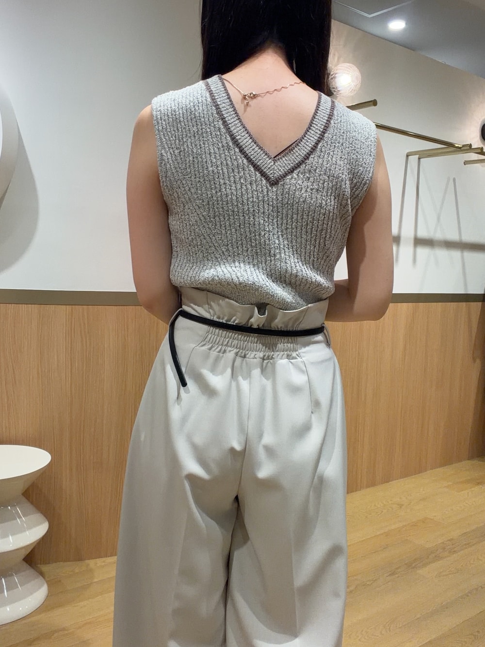 ベージュ系のニット/セーター、ホワイト系のその他パンツ、ブラック系のサンダルを着用したレディースの春コーディネートの5枚目の写真