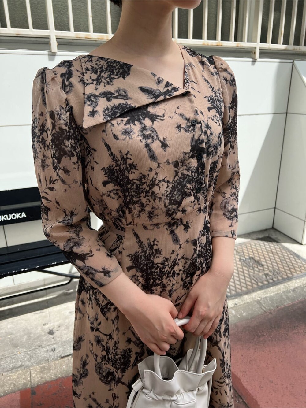 レッド系のブーツ、ホワイト系のカーディガン/ボレロ、ホワイト系のハンドバッグを着用したレディースの秋コーディネートの8枚目の写真