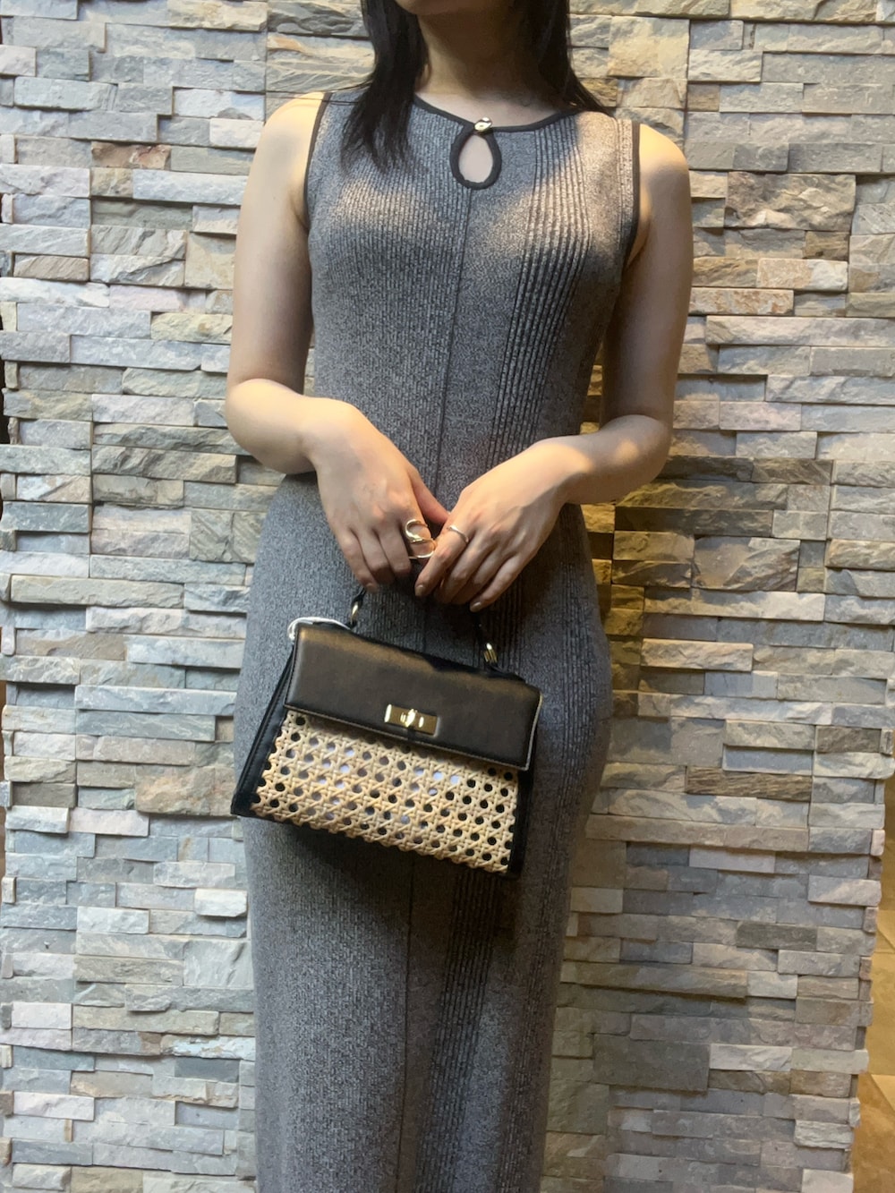 「LAGUNAMOONのメタルボタンデザインニットワンピース（ワンピース、グレー系）」を使った、RUNA ONISHIさん（レディース・163cm）の夏コーディネートの4枚目の写真