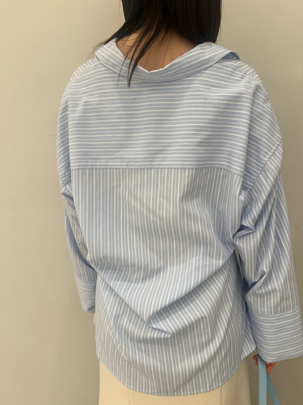 ブルー系のシャツ/ブラウス、ホワイト系のサンダル、ブルー系のショルダーバッグを着用したレディースの春コーディネートの6枚目の写真