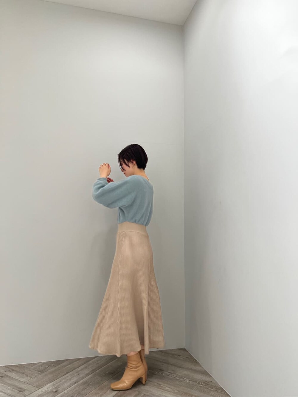 ベージュ系のその他シューズ、グレー系のその他アウター、グリーン系のワンピースを着用したレディースの冬コーディネートの3枚目の写真