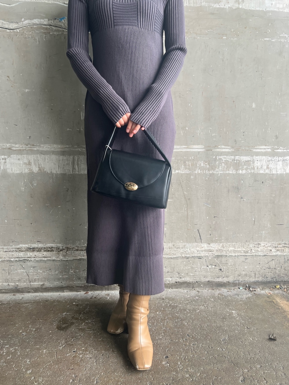 ブラック系のハンドバッグ、ベージュ系のブーツ、ホワイト系のカーディガン/ボレロを着用したレディースの冬コーディネートの8枚目の写真