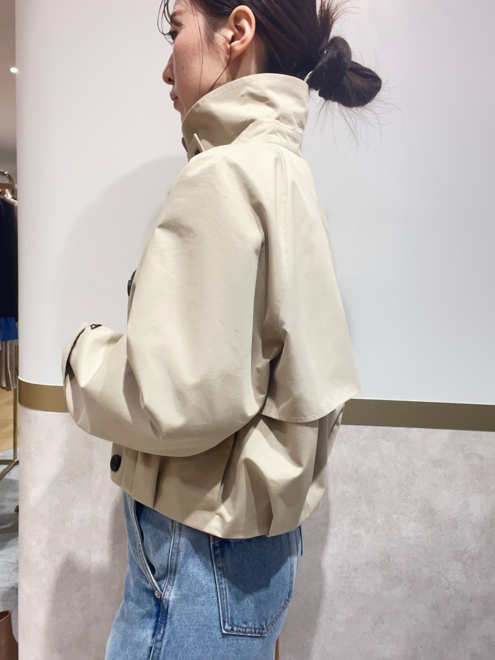 ベージュ系のブルゾン、ホワイト系のTシャツ/カットソー、ブルー系のデニムパンツを着用したレディースの春コーディネートの9枚目の写真