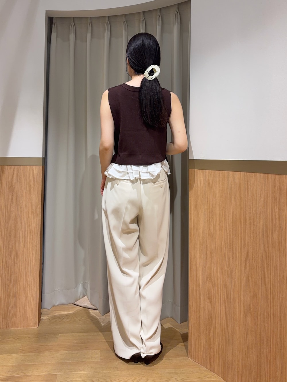 ブラウン系のニット/セーター、ホワイト系のその他パンツを着用したレディースの夏コーディネートの3枚目の写真