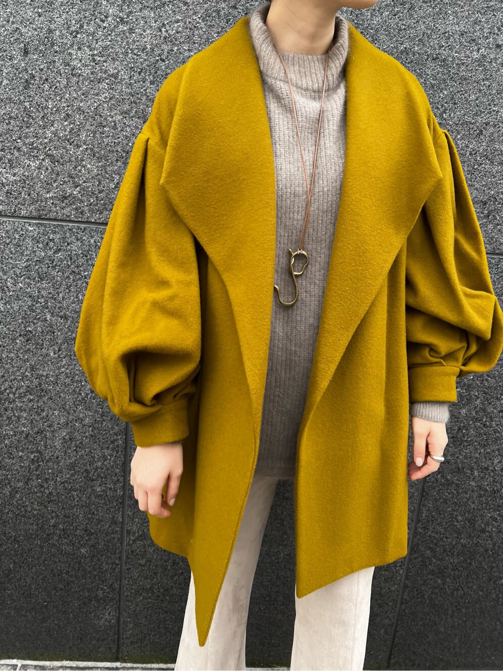 ホワイト系のその他シューズ、イエロー系のその他アウター、ベージュ系のその他パンツを着用したレディースの秋コーディネートの3枚目の写真