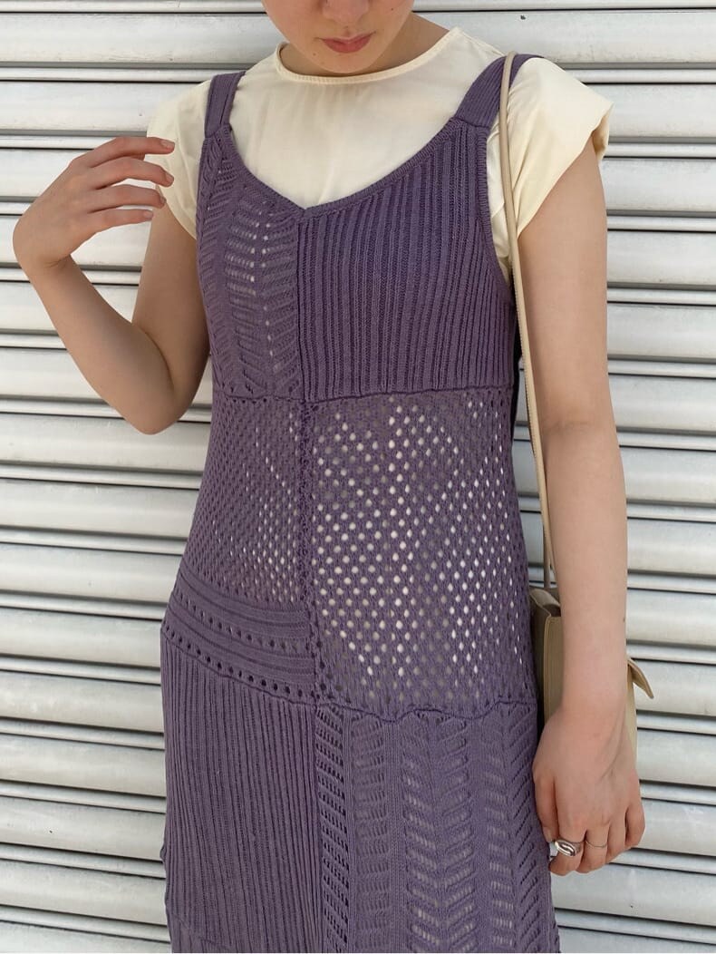 パープル系のワンピース、ベージュ系のハンドバッグ、ブラウン系のサンダルを着用したレディースの夏コーディネートの4枚目の写真