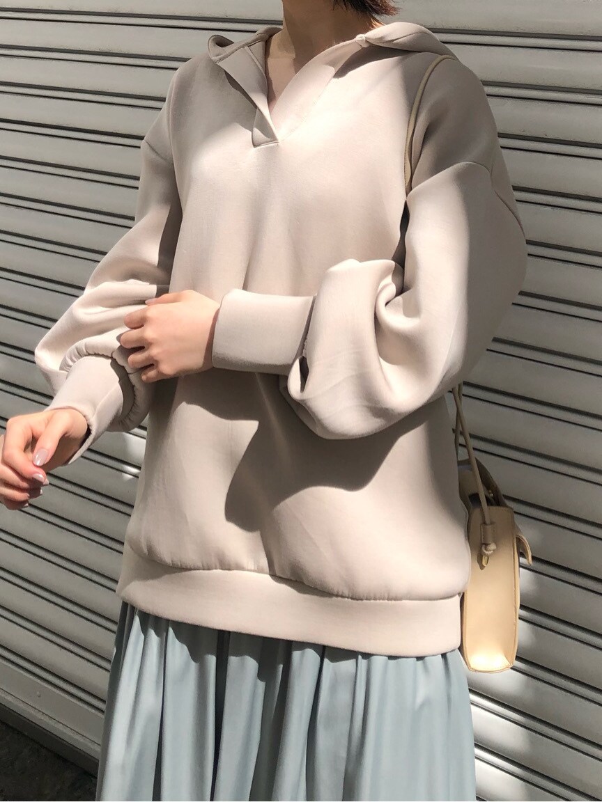 ホワイト系のスニーカー、ベージュ系のTシャツ/カットソー、グリーン系のワンピースを着用したレディースの春コーディネートの3枚目の写真