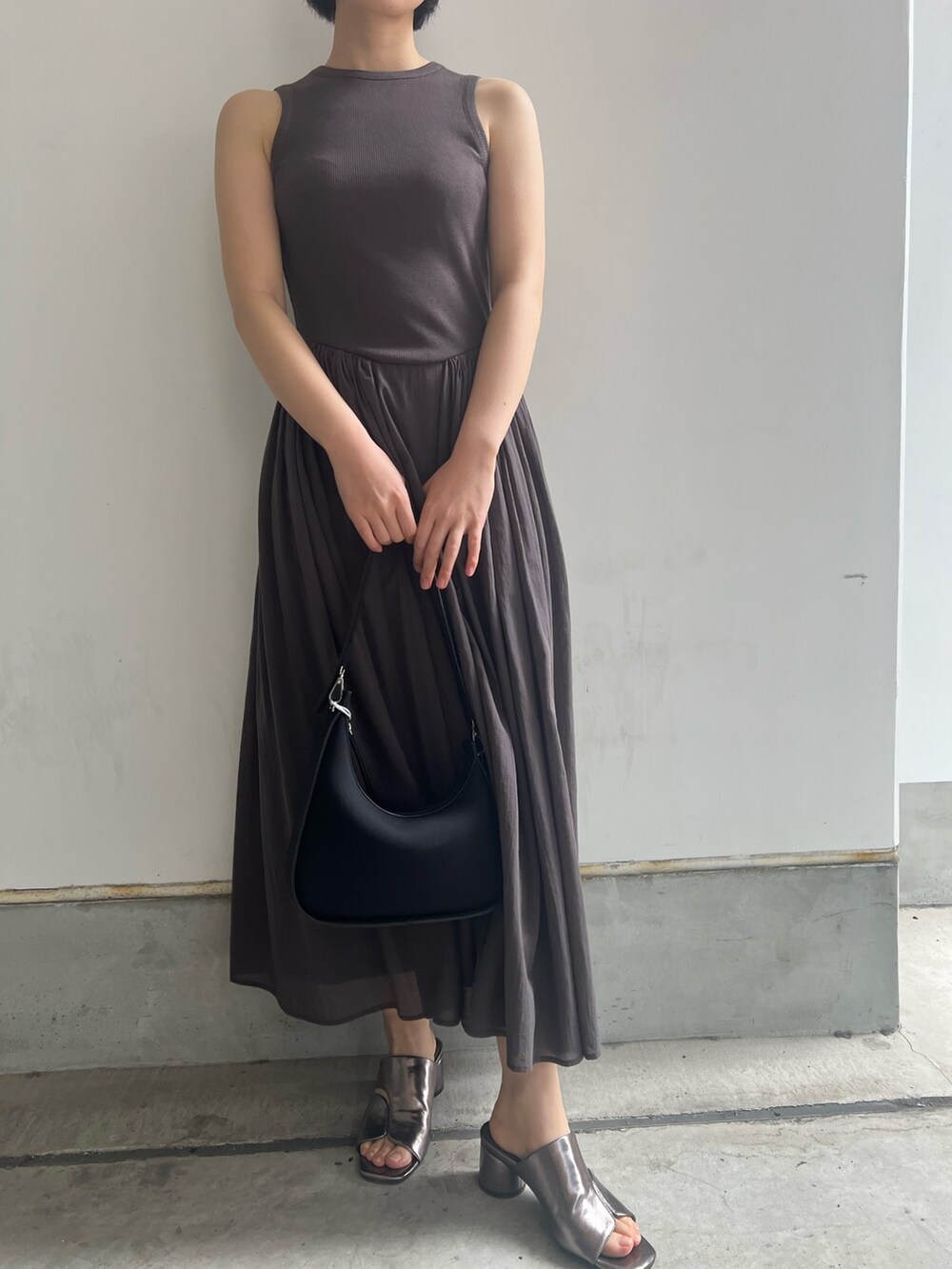 ブラック系のハンドバッグ、グレー系のワンピース、ホワイト系のテーラードジャケットを着用したレディースの春コーディネートの8枚目の写真