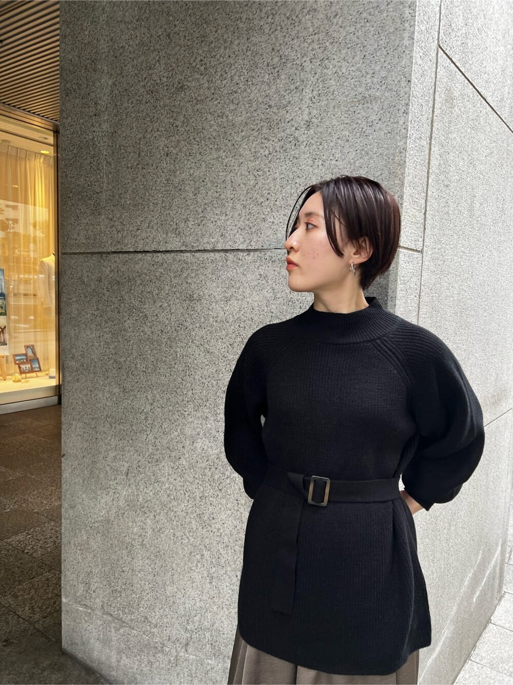 ブラック系のワンピース、ブラック系のその他シューズを着用したレディースの冬コーディネートの2枚目の写真