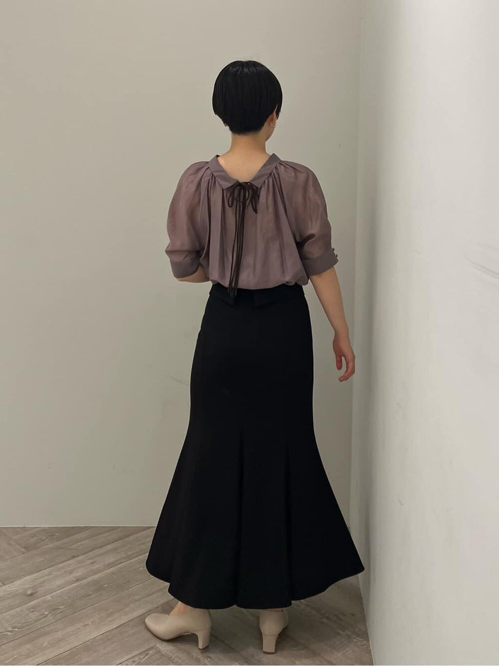 グリーン系のサンダル、パープル系のシャツ/ブラウス、ブラック系のスカートを着用したレディースの夏コーディネートの3枚目の写真