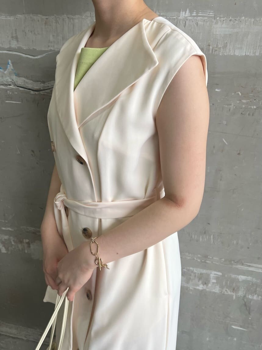 ホワイト系のハンドバッグ、ホワイト系のワンピース、グリーン系のサンダルを着用したレディースの春コーディネートの5枚目の写真