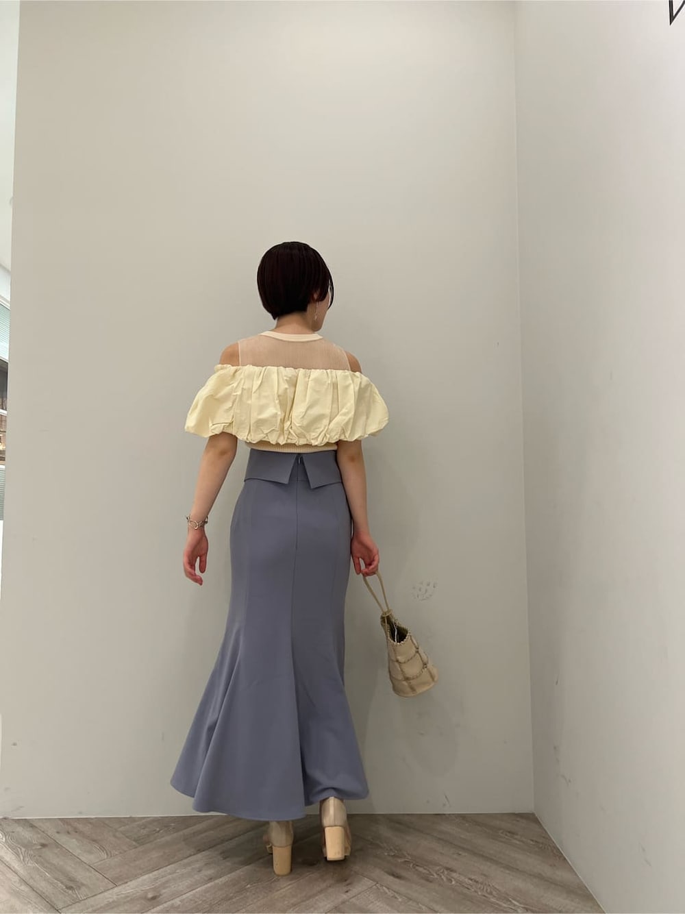 その他のパンプス、ホワイト系のショルダーバッグ、ホワイト系のニット/セーターを着用したレディースの夏コーディネートの3枚目の写真