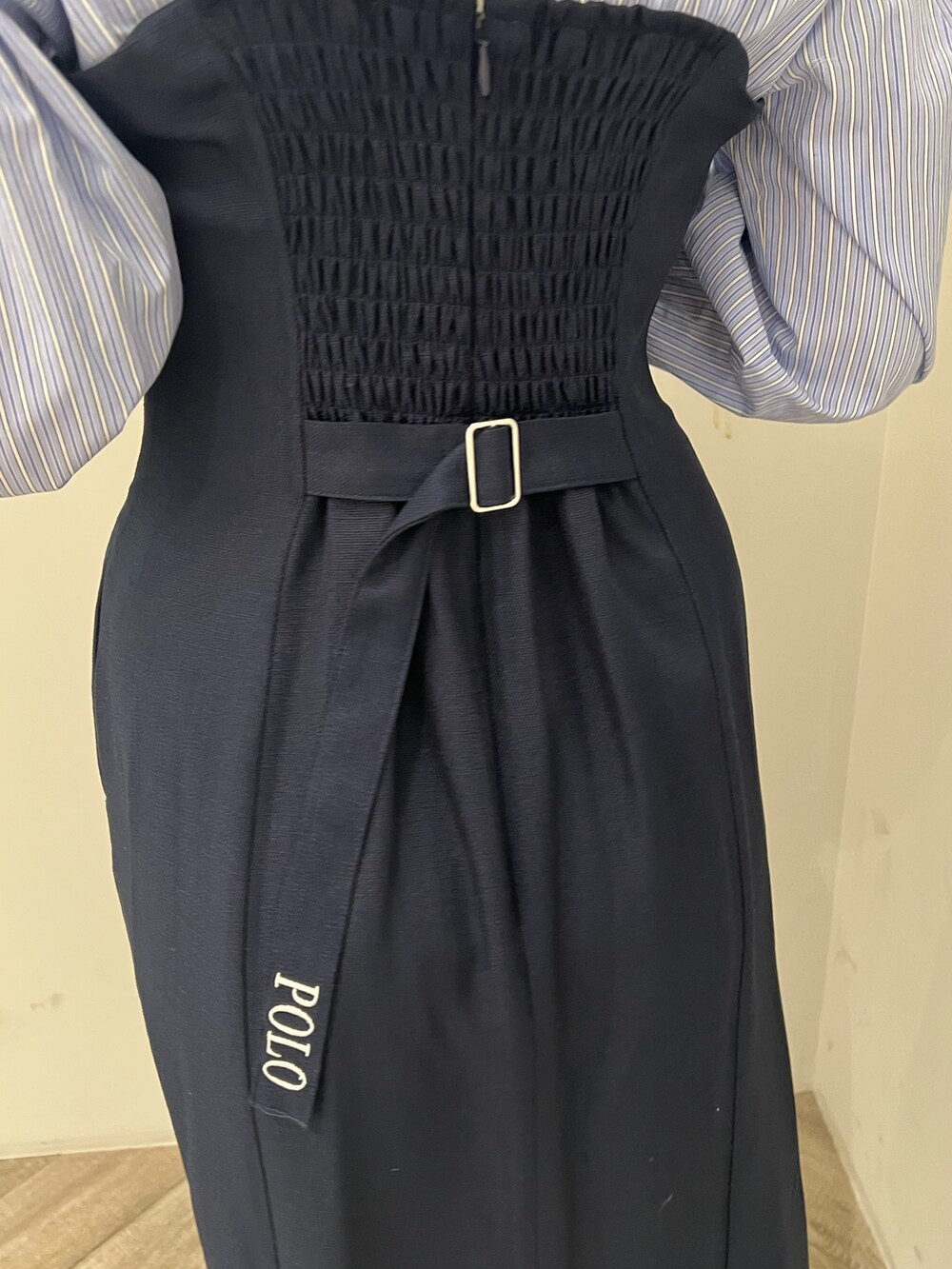 ブルー系のワンピース、グレー系のスニーカーを着用したレディースの冬コーディネートの9枚目の写真