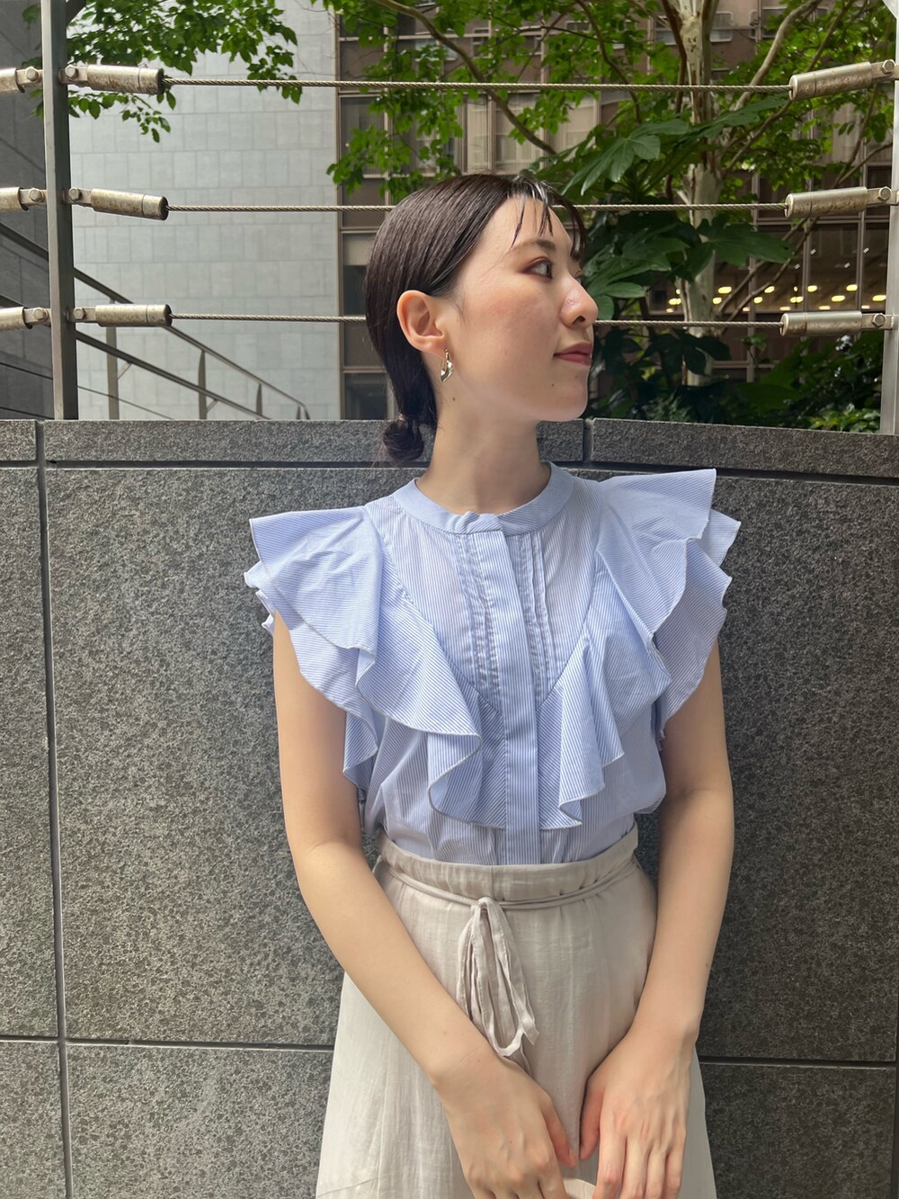 その他のシャツ/ブラウス、グレー系のスカート、ホワイト系のショルダーバッグを着用したレディースの夏コーディネートの4枚目の写真