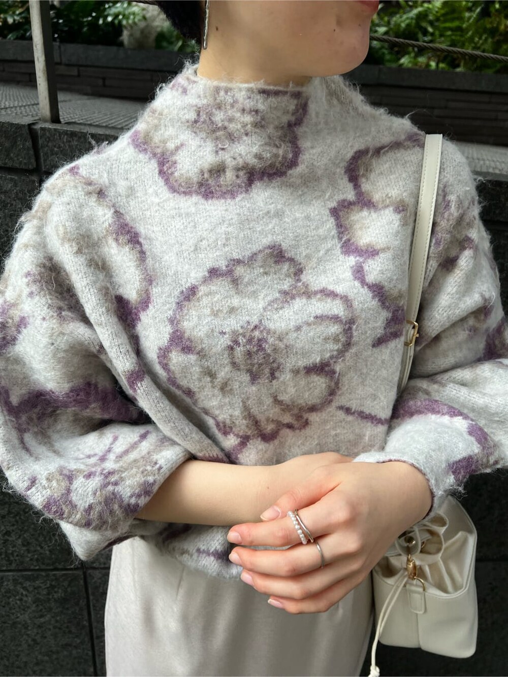 ホワイト系のハンドバッグ、グレー系のスカート、ベージュ系のその他シューズを着用したレディースの冬コーディネートの2枚目の写真