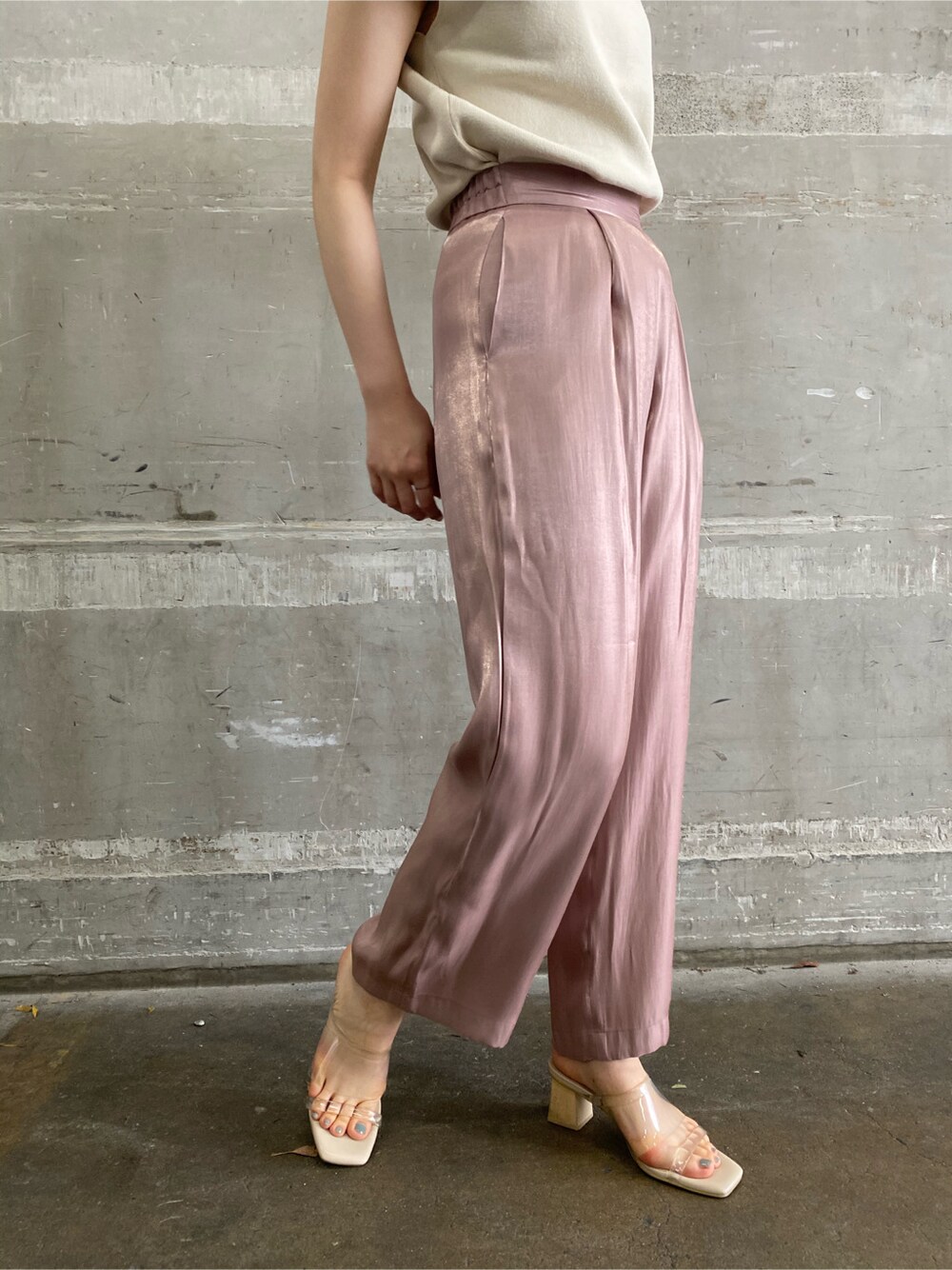 ホワイト系のニット/セーター、ピンク系のその他パンツ、その他のその他シューズを着用したレディースの春コーディネートの4枚目の写真