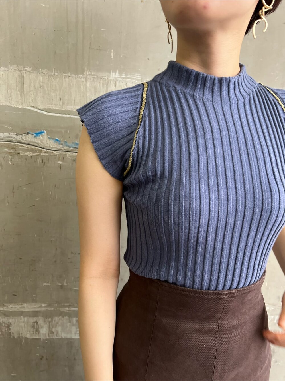 ホワイト系のハンドバッグ、レッド系のサンダル、ブラウン系のスカートを着用したレディースの夏コーディネートの8枚目の写真