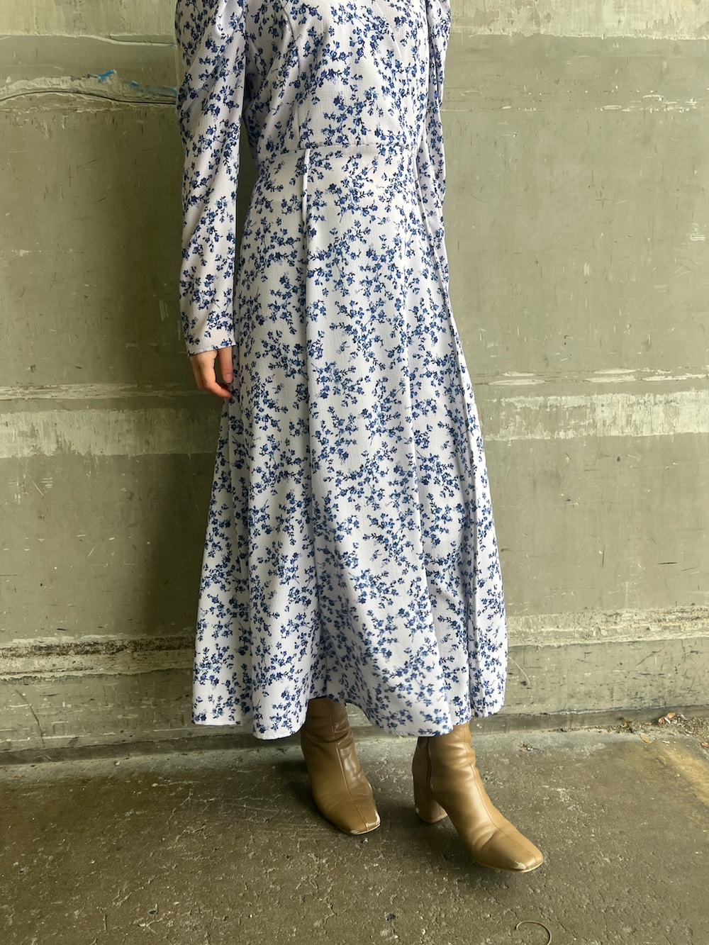 ベージュ系のブーツ、パープル系のワンピースを着用したレディースの冬コーディネートの8枚目の写真